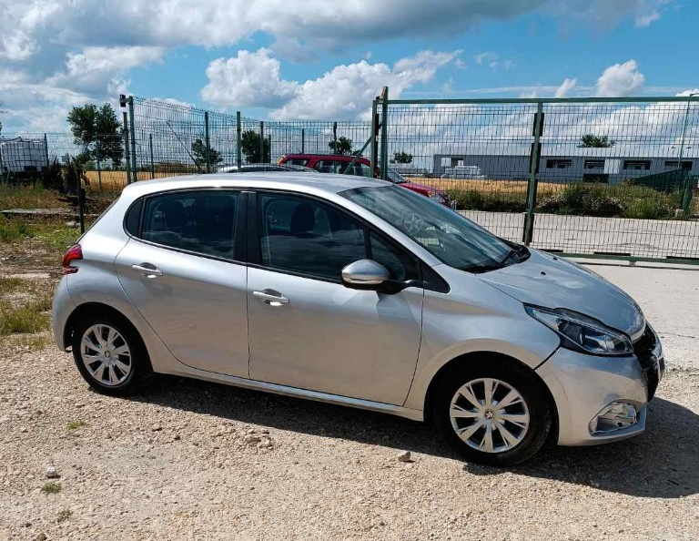 Peugeot 208 1.2 i